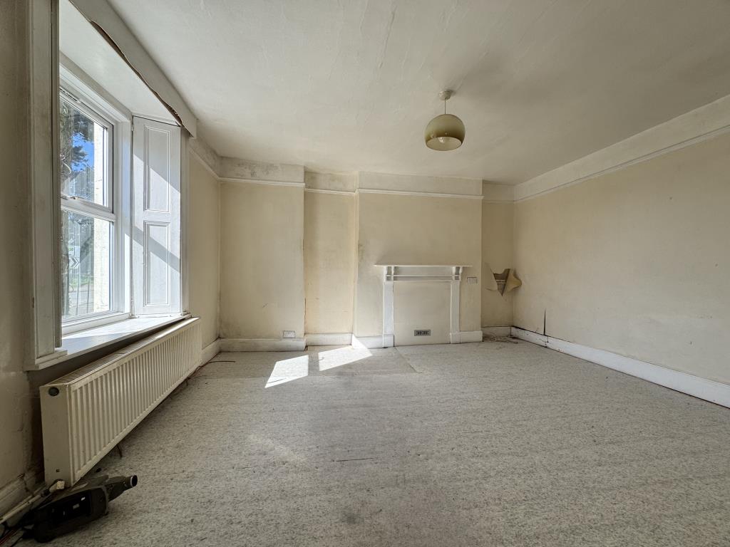Lot: 130 - MID-TERRACE CORNER HOUSE - Sitting room